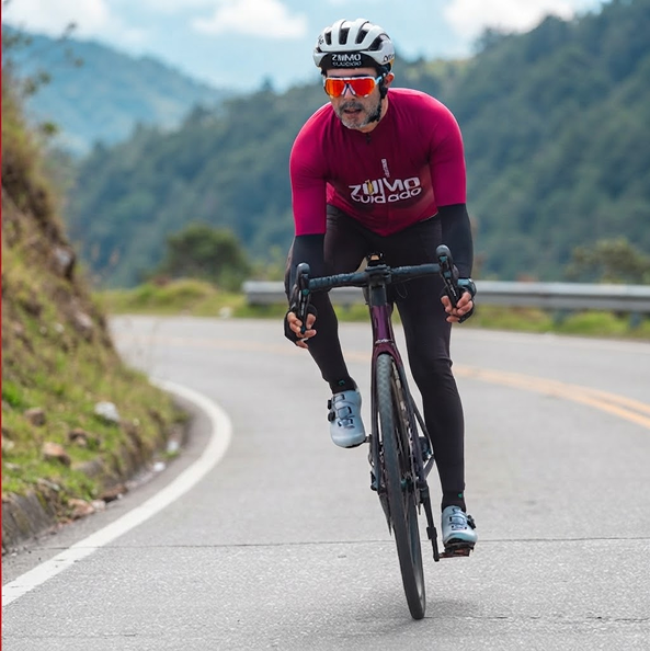 Ciclista Zumo Partner pedaleando en ruta de montaña